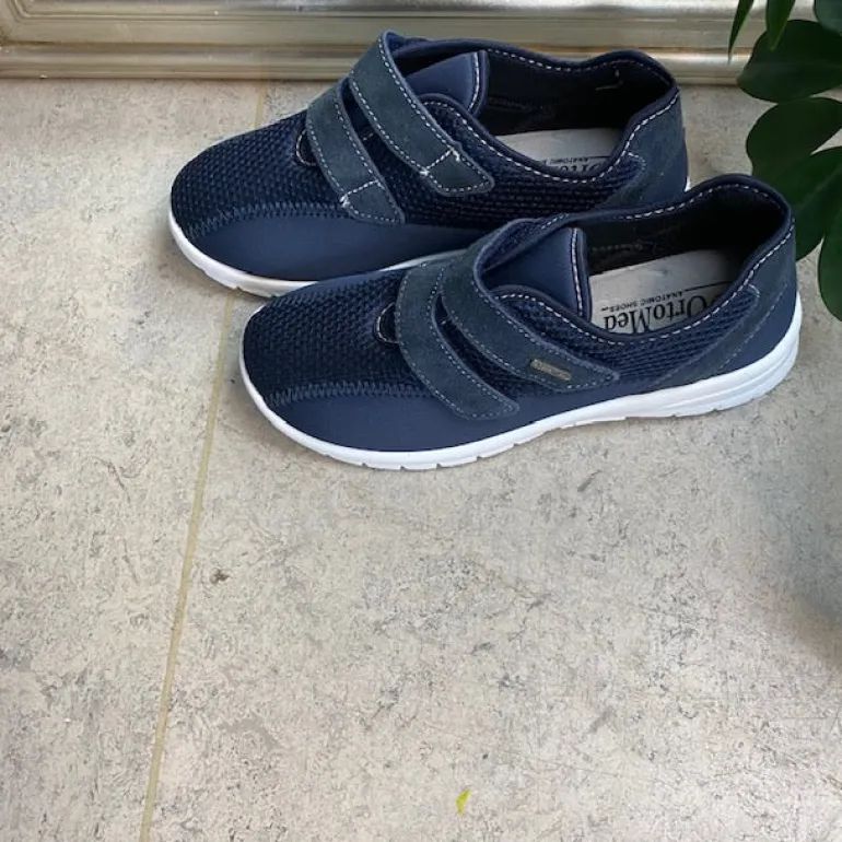 Blå fleksibel sko med skridhæmmende såler