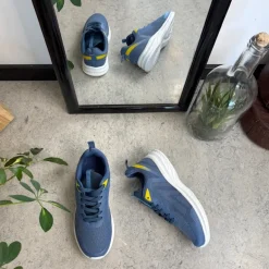 Blå, åndbar sko med let svangstøtte