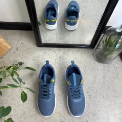 Blå, åndbar sko med let svangstøtte