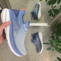 Blå åndbar slip on sko med stødabsorbering