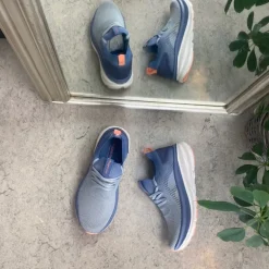 Blå åndbar slip on sko med stødabsorbering