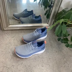 Blå åndbar slip on sko med stødabsorbering