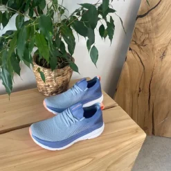 Blå åndbar slip on sko med stødabsorbering