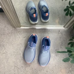 Blå åndbar slip on sko med stødabsorbering