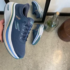 Blå slip-ins sko fra Skechers med elastiksnøre