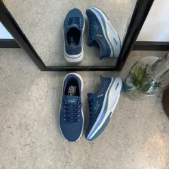 Blå slip-ins sko fra Skechers med elastiksnøre