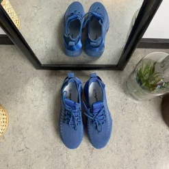 Blå slip-on sko med strikoverdel