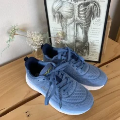 Blå sneakers med åndbar overdel
