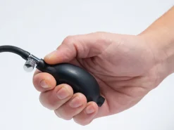 Blodtryksmåler med indbygget stetoskop