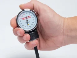 Blodtryksmåler med indbygget stetoskop