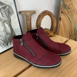 Bordeux kort støvle fra Rieker med let for