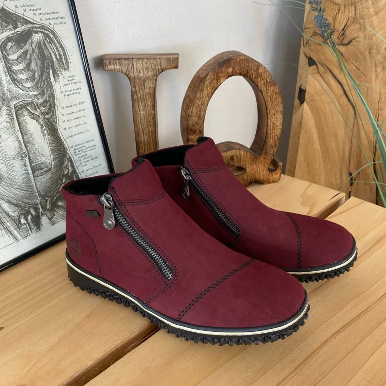 Bordeux kort støvle fra Rieker med let for