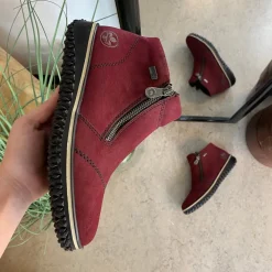 Bordeux kort støvle fra Rieker med let for