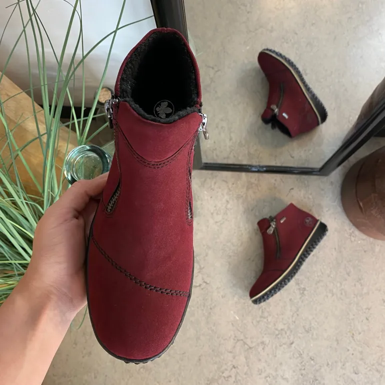 Bordeux kort støvle fra Rieker med let for