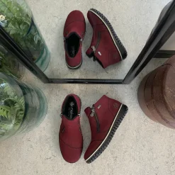 Bordeux kort støvle fra Rieker med let for