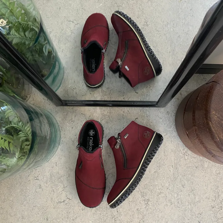 Bordeux kort støvle fra Rieker med let for