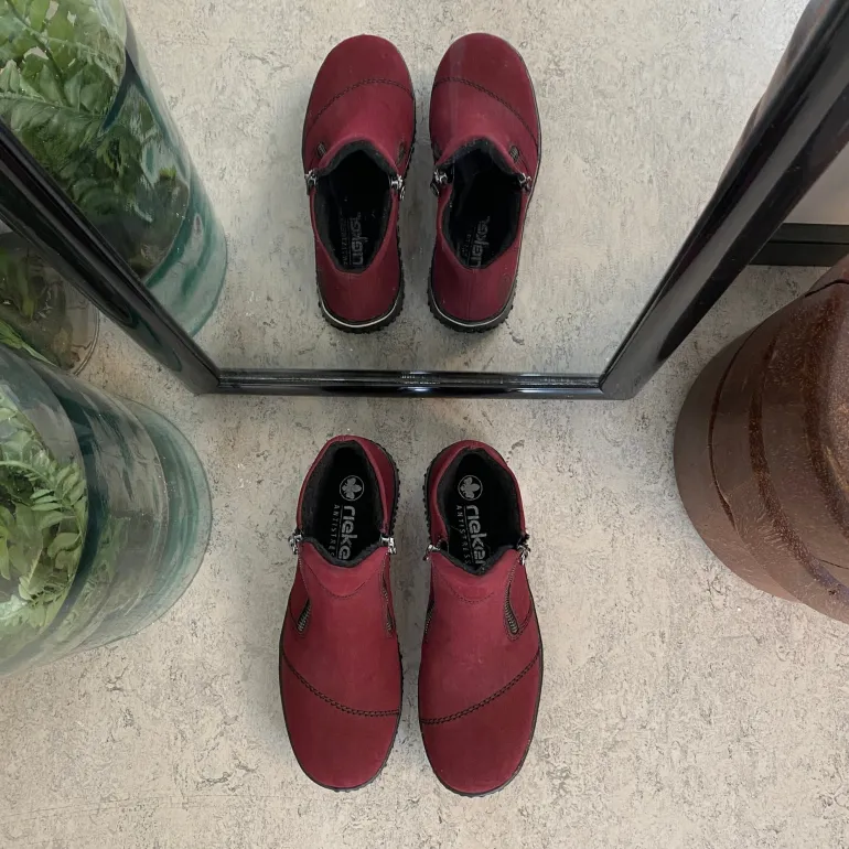 Bordeux kort støvle fra Rieker med let for