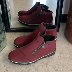 Bordeux kort støvle fra Rieker med let for