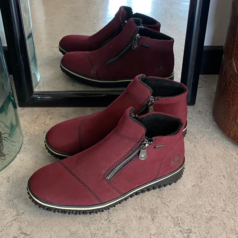 Bordeux kort støvle fra Rieker med let for