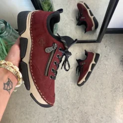 Bordeux sneakers fra Rieker med god stødabsorbering