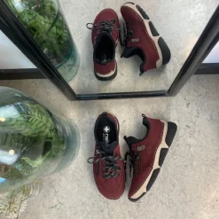 Bordeux sneakers fra Rieker med god stødabsorbering