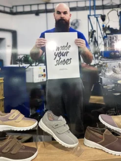 Bred ortopædisk sandal i beige med velcro, svangstøtte & ekstra plads til knyster