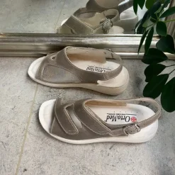 Bred ortopædisk sandal i beige med velcro, svangstøtte & ekstra plads til knyster