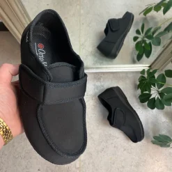 Bred sko med velcro og plads