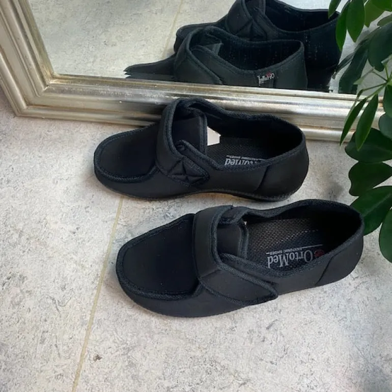 Bred sko med velcro og plads
