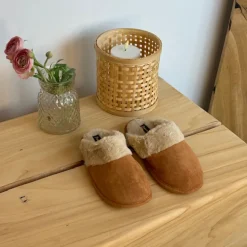 Brun hjemmesko med synlig pelskant