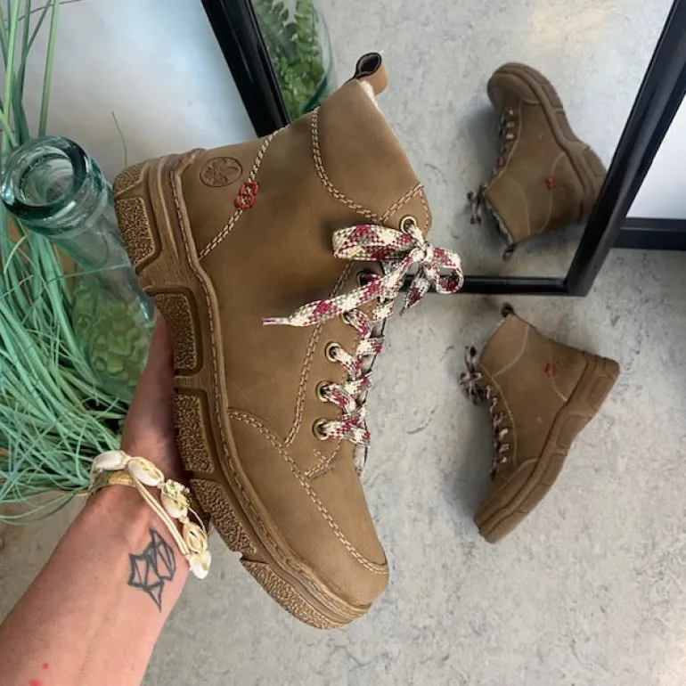 Brun Rieker støvle med varmt foer.