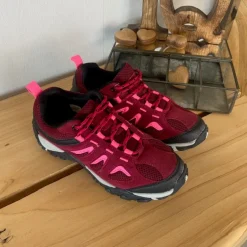 Damesko i bordeaux-pink med TPR-sål og snørebånd – åndbar og komfortabel