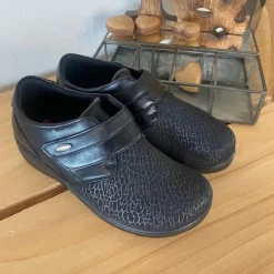 Damesko i sort PU med mønstret overdel, velcrolukning og fleksibel PU-sål