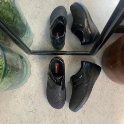 Damesko i sort PU med mønstret overdel, velcrolukning og fleksibel PU-sål