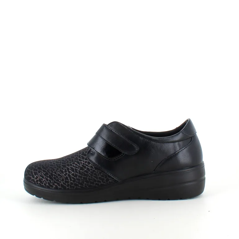 Damesko i sort PU med mønstret overdel, velcrolukning og fleksibel PU-sål