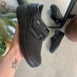 Damesko i sort PU med mønstret overdel, velcrolukning og fleksibel PU-sål