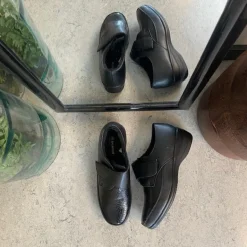 Damesko i sort PU med velcrolukning og varmt for