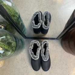 Damestøvletter i sort PU med pelskant og varmt for – 2 lynlåse og komfortabel PU-sål