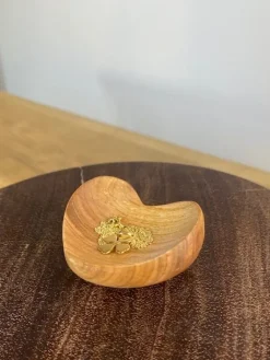 Dekorativ og funktionel hjerteformede træskål