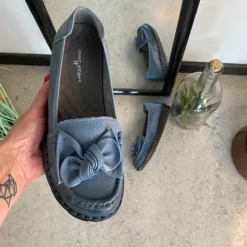 Elegant ballerina i blåt farvet skind