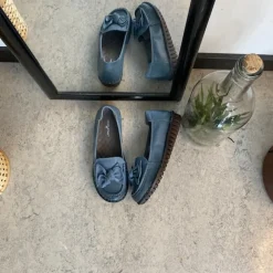 Elegant ballerina i blåt farvet skind