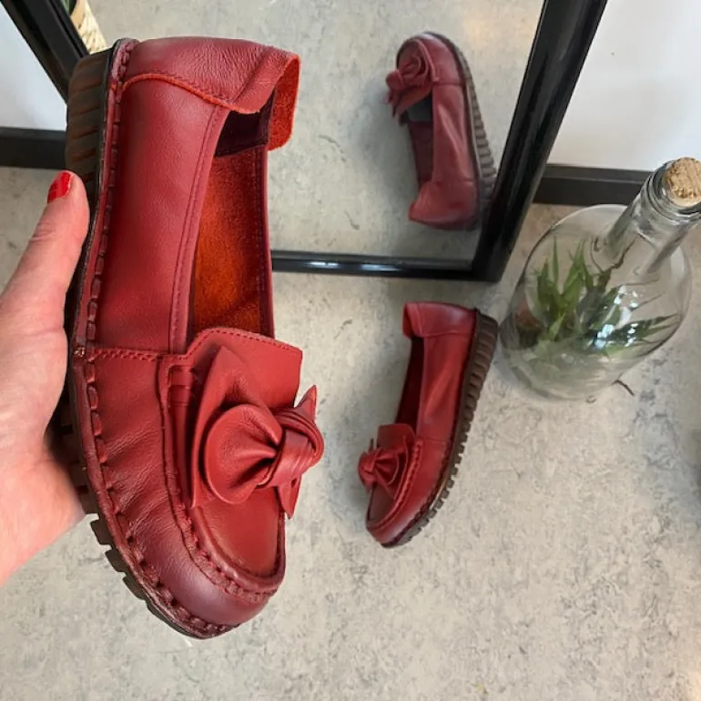 Elegant ballerina i bordeauxfarvet skind