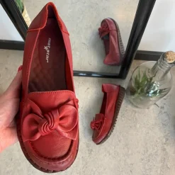 Elegant ballerina i bordeauxfarvet skind