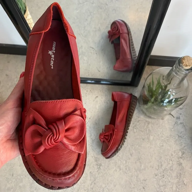 Elegant ballerina i bordeauxfarvet skind