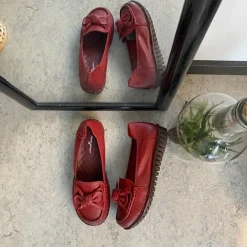 Elegant ballerina i bordeauxfarvet skind