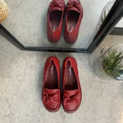 Elegant ballerina i bordeauxfarvet skind