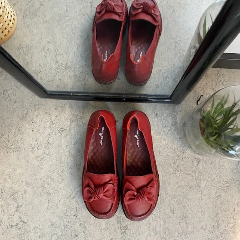 Elegant ballerina i bordeauxfarvet skind