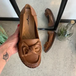 Elegant ballerina i brunt skind