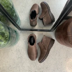 Elegant brun støvlet med meomory foam fra Skechers