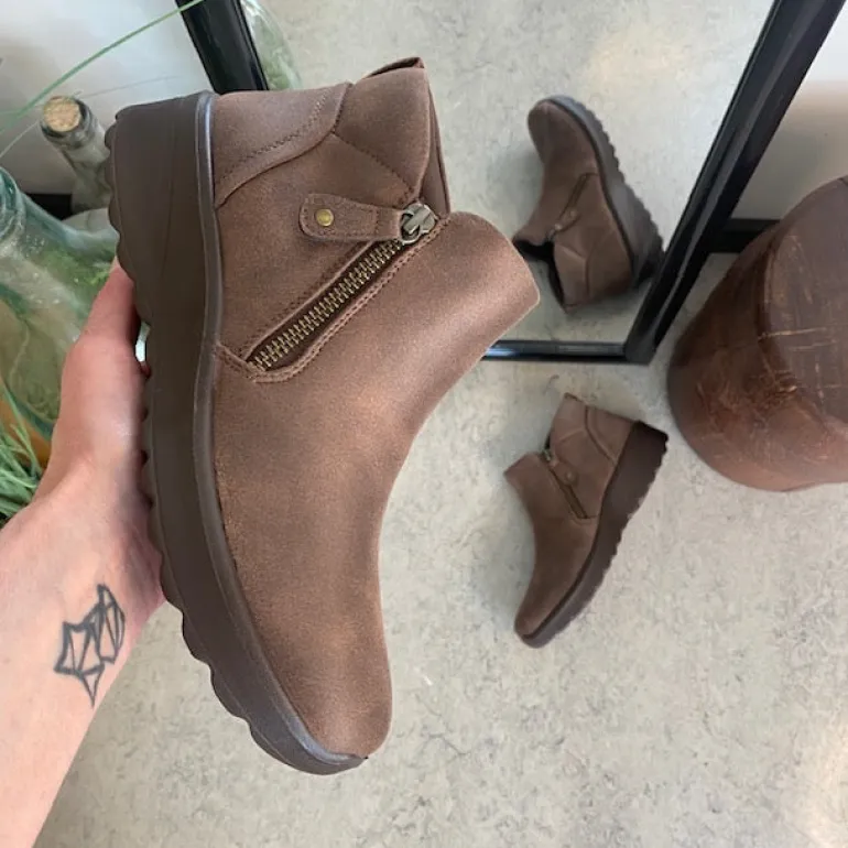 Elegant brun støvlet med meomory foam fra Skechers